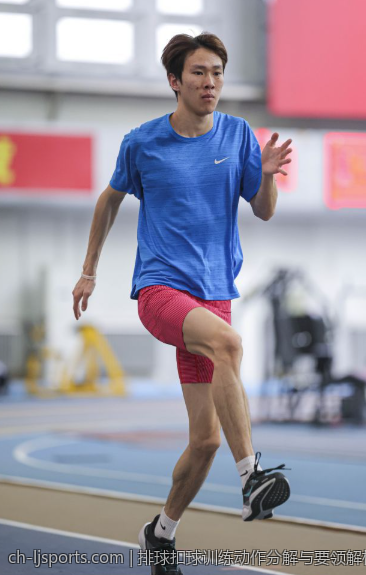 排球扣球训练动作分解与要领解析